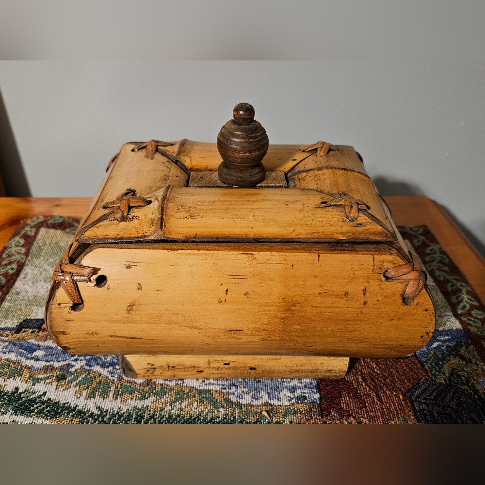Vintage 9"x7.5" Asian Lidded Bamboo Storage Box With Lid Handle